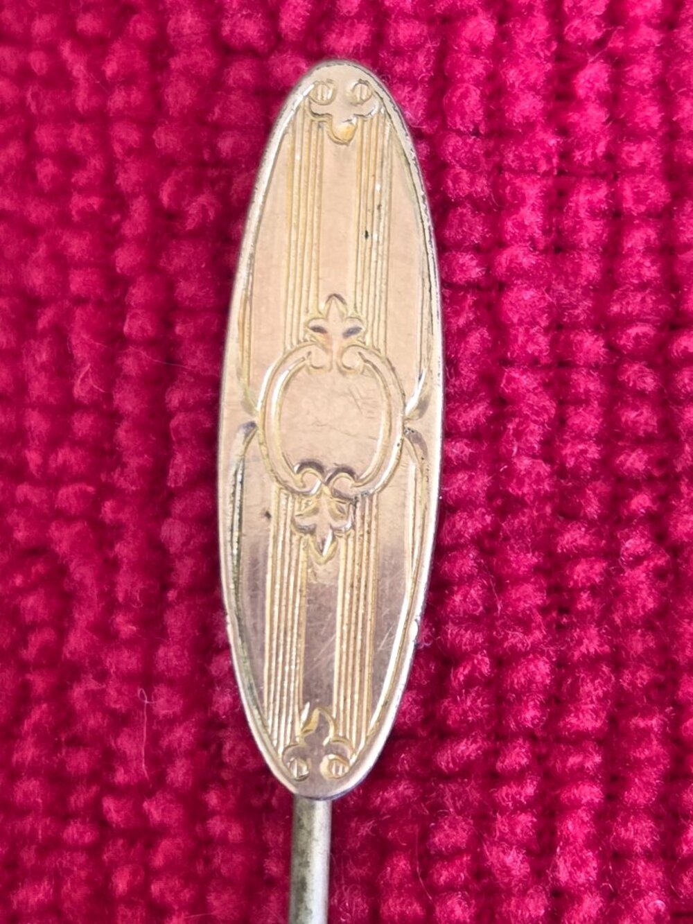 Gold stick pin elongated vertical oval top